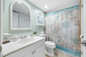 Coastal Bathroom with Tub/shower combo
