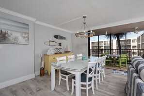 Dining that comfortably seats 6