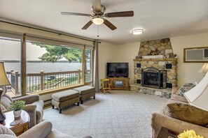 Living Room | Free WiFi | Queen Sleeper Sofa | Smart TV | Main Floor