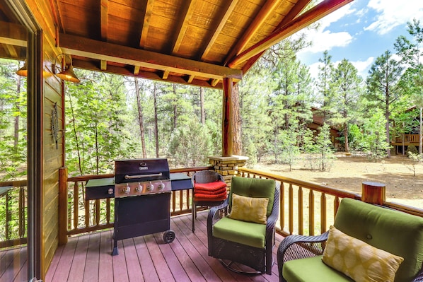 Show Low Vacation Rental | 2BR | 2BA | 1,220 Sq Ft | 7 Steps to Enter