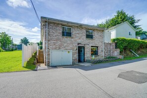 Property Exterior | Free Street Parking
