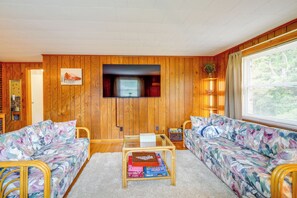 Living Room | Queen Sleeper Sofa | Full Futon | Free WiFi | Central A/C & Heat