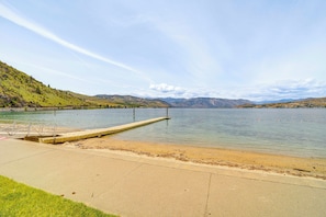 Chelan Resort Suites | Lakeside Park & Beach