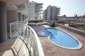 Piscine communautaire pour adultes et enfants. Appartements Ă PeñĂscola.
