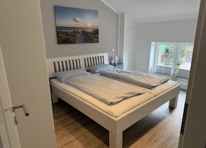 Schlafzimmer mit Doppelbett