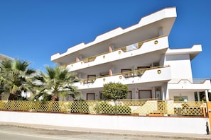 Autumn, Balcony / Terrace / Patio, Building Exterior, Spring, Summer, Winter