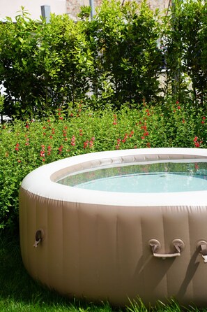 Garden, Landscaping, Backyard, Swimming Pool, Jacuzzi, Bathtub