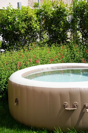 Garden, Landscaping, Backyard, Swimming Pool, Jacuzzi, Bathtub