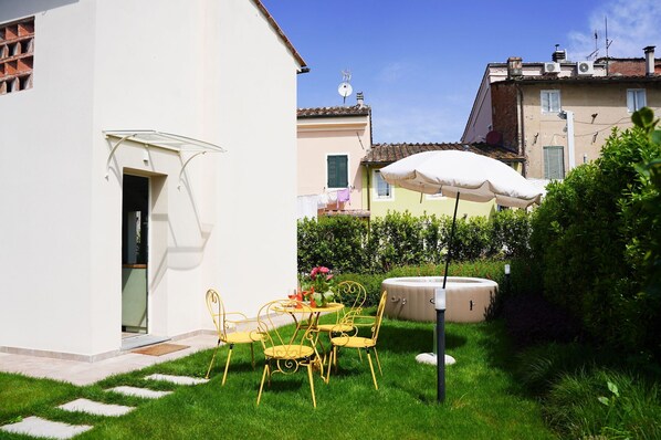 Outdoor Furniture, Garden, Chair, Backyard, Yard, Lawn, Shade, Landscaping, Houseplant, Flowerpot