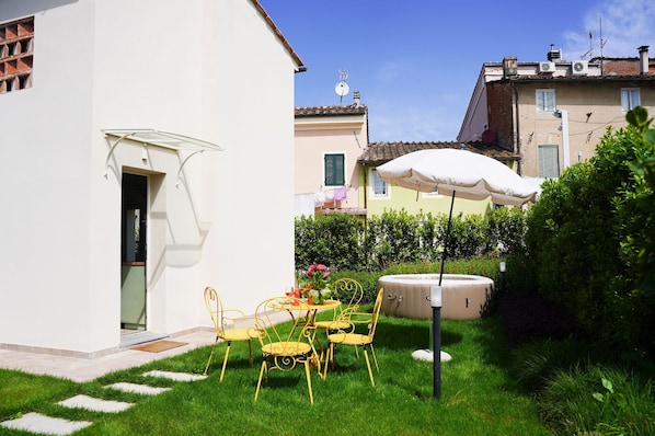 Outdoor Furniture, Garden, Chair, Backyard, Yard, Lawn, Shade, Landscaping, Houseplant, Flowerpot