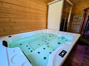 Indoor spa tub