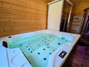 Indoor spa tub