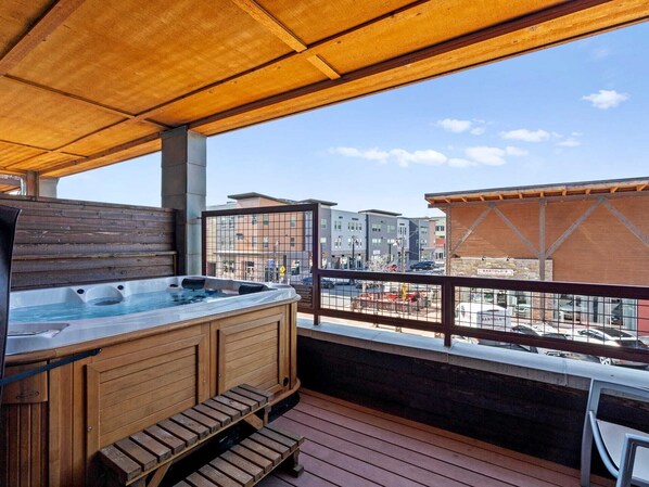 Outdoor spa tub