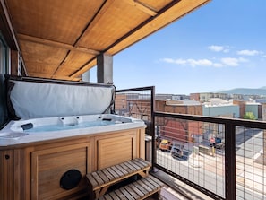 Private Hot Tub / Balcony