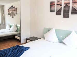 Interior Design, Fussboden, Flooring, Schlafzimmer, Bett, Zimmer, Möbel, Bettdecke, Bedding, Wohnung