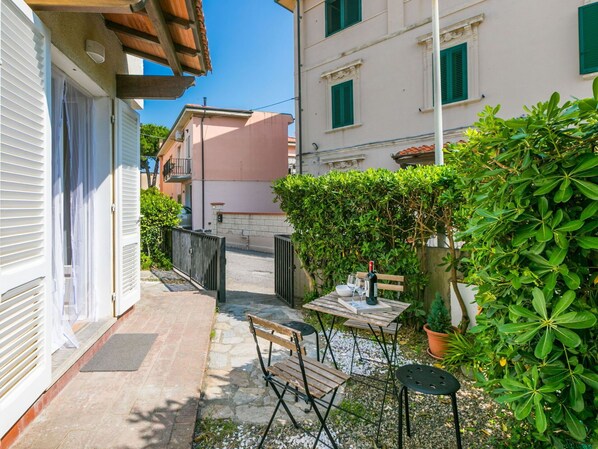 Arbuste, Jardin, Ombre, Pelouse, Mobilier De Jardin, Arrière-Cour, Aménagement Paysager, Cour, Biens, Chaise