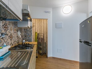 Arbuste, Jardin, Ombre, Pelouse, Mobilier De Jardin, Arrière-Cour, Aménagement Paysager, Cour, Biens, Chaise