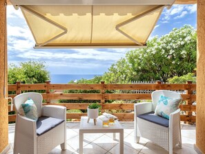 Shrub, Garden, Shade, Lawn, Outdoor Furniture, Backyard, Landscaping, Yard, Estate, Chair