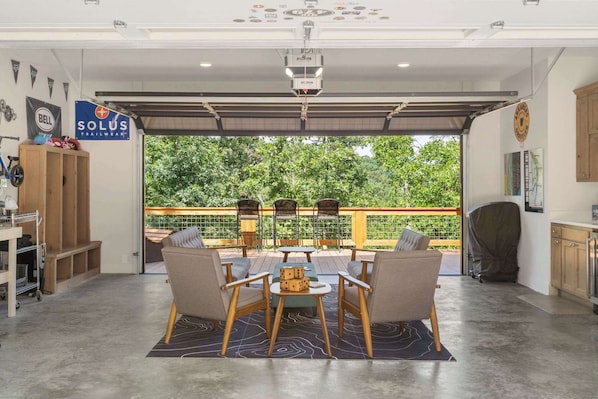 Check out our bonus garage! Roll up the dual glass garage doors, pour a cold drink and get your Bella Vista Getaway going!