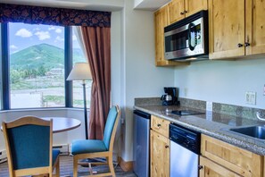 Corner unit with many windows | Listed with @BookTraverse