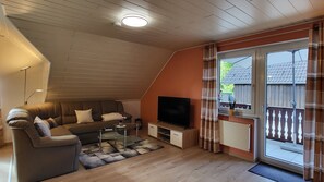 Wohnbereich mit Smart-TV und gemütlicher Couch
