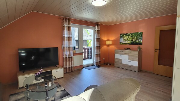 Großes, offenes Wohnzimmer mit Samrt-TV