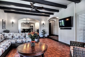 LIVING ROOM INWARD