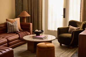 Deluxe 4 Bedroom Suite - Seating area