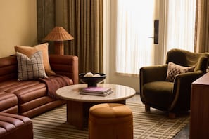 Deluxe 4 Bedroom Suite - Seating area