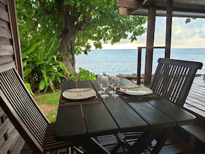 coin repas sur la terrasse devant la cuisine