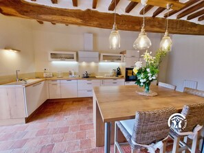 Cuisine équipée : (table de cuisson induction, four, micro-ondes, réfrigérateur, compartiment congélateur, cafetière dosette Senseo, bouilloire, grille-pain, lave-vaisselle