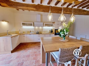 Cuisine équipée : (table de cuisson induction, four, micro-ondes, réfrigérateur, compartiment congélateur, cafetiÚre dosette Senseo, bouilloire, grille-pain, lave-vaisselle
