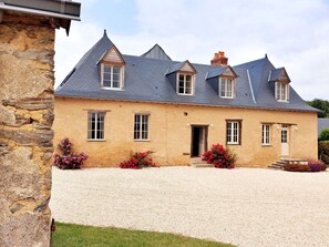 Location de vacances avec GĂźtes de France Mayenne - H53G023677 Le plessis aux oiseaux Ă ChĂąteau-Gontier, jusqu'Ă 14 personnes. Maison dâexception avec piscine et salle de jeux.
