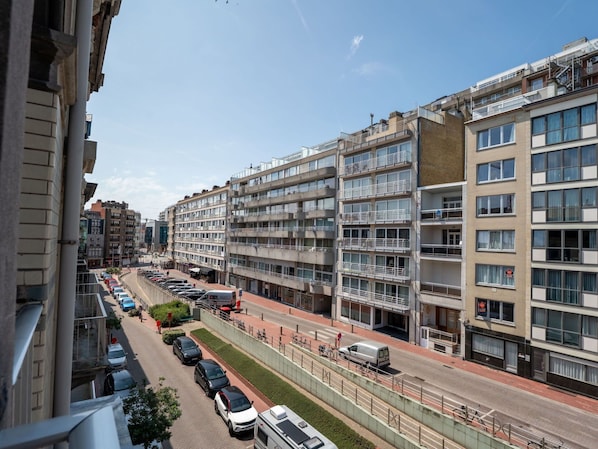 Building, Daytime, Window, Apartment, Urban Area, City, Residential Area, Metropolitan Area, Neighbourhood, Architecture