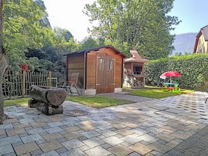 Flagstone, Garden, Driveway, Backyard, Cottage, Brick, Walkway, Cobblestone, Landscaping, Yard