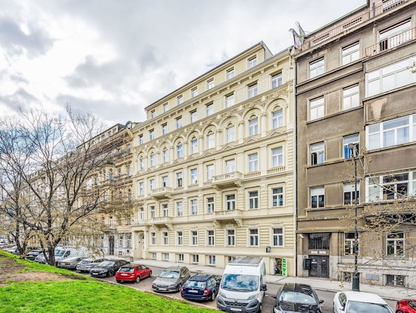 Bùtiment, Appartement, Condominium, Familiale, Usage Mixte, Véhicule De Luxe, Parking
