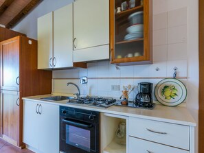 Küche, Küchengerät, Major Appliance, Countertop, Spüle, Holz, Cabinetry, Herd, Interior Design, Herd
