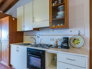 KĂŒche, KĂŒchengerĂ€t, Major Appliance, Countertop, SpĂŒle, Holz, Cabinetry, Herd, Interior Design, Herd