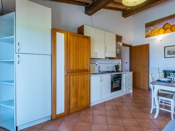 Holz, Flooring, Interior Design, Möbel, Fussboden, Küche, Decke, Zimmer, Küchengerät, Countertop