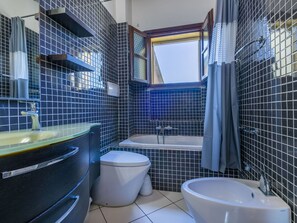 Blau, Armatur, Badezimmer, Flooring, Interior Design, Fussboden, Fliese, Installation, Verbundwerkstoff, Zapfhahn