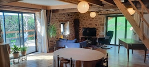 Le coin salon, le bureau et la table à manger intérieure