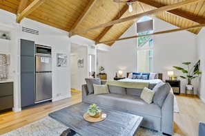Six Palms: vaulted wood ceiling, open layout