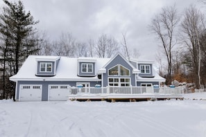 Beautiful home minutes from loon