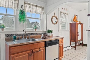Full kitchen: dishwasher, fridge, freezer, stove, oven, microwave & coffee