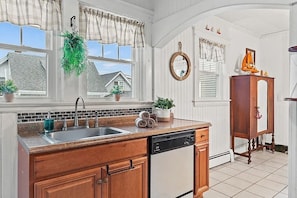 Full kitchen: dishwasher, fridge, freezer, stove, oven, microwave & coffee