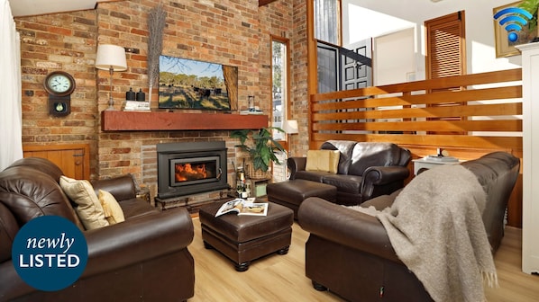Élaú Farm | Living room | combustion fireplace