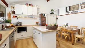 Élaú Farm | Kitchen | Dining room