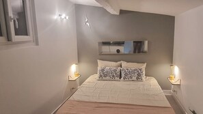 Un salon moderne avec un canapé confortable, des tables basses rondes, des suspensions colorées et des plantes vertes ajoutant une touche de nature.