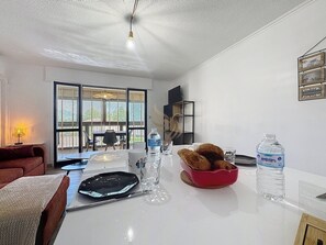 Profitez de cette pièce lumineuse pour un petit déjeuner tranquille, les grands espaces vitrés apportent une ambiance apaisante idéale pour commencer la journée.