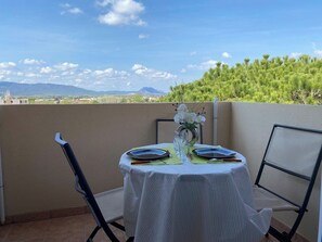 Ce balcon intime est parfait pour des repas paisibles avec une vue imprenable. La table compacte rend l'espace idéal pour un petit déjeuner romantique ou un dîner au coucher du soleil.